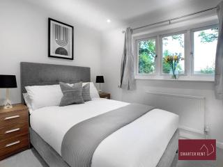 Woking - Parking Garden 2Bed - 1