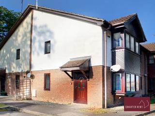 Wokingham - 2 Bed Stylish House, Central - Parking - 0