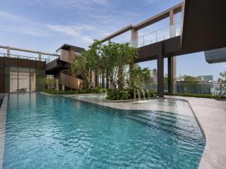 Central Rama9 l High-rise l Pool and Gym - 8