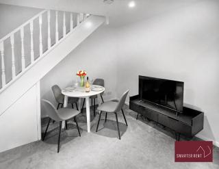 Yateley - Spacious 2 Bedroom House - Finchampstead - 9