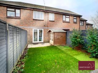 Woking - 2 Bedroom House - With Garden - 2
