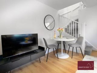 Wokingham - 2 Bedroom Maisonette - With Parking - 8