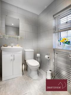 Wokingham - 2 Bedroom Maisonette - With Parking - 2