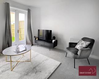 Bracknell - Modern 2 Bedroom House - With Parking - 8