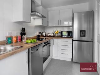 Bracknell - Modern 2 Bedroom House - With Parking - 6