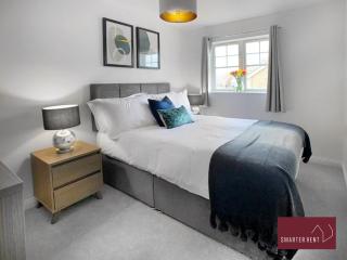 Bracknell - Modern 2 Bedroom House - With Parking - 1