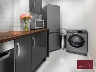 Farnborough - 2 Bedroom House - With Parking - 5