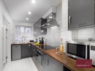 Farnborough - 2 Bedroom House - With Parking - 4