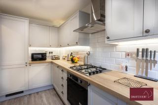 Woking 2 Bedroom House Parking Garden - 8