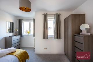 Woking 2 Bedroom House Parking Garden - 4