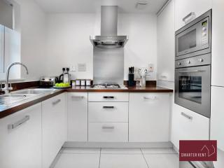 Bracknell 2 Bedroom House Garden Parking - 6