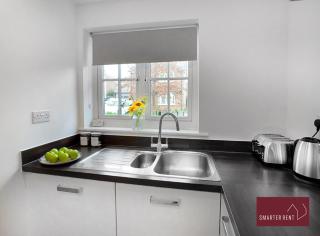 Bracknell 2 Bedroom House Garden Parking - 5