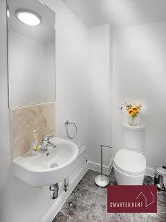 Bracknell 2 Bedroom House Garden Parking - 1