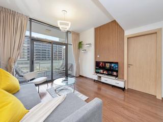 Sleek 1BR Apt Free Pool & Gym Access - 0