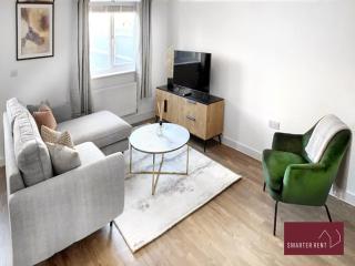 Bracknell - Modern 2 Bedroom House - With Garden - 9