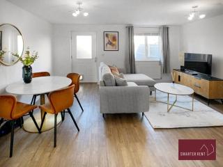 Bracknell - Modern 2 Bedroom House - With Garden - 6