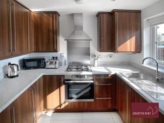 Bracknell - Modern 2 Bedroom House - With Garden - 3