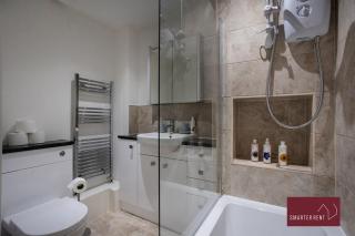 Bracknell -Garden Driveway Parking 2Bed - Easthampstead - 3