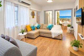 Finikoudes Marina Beachfront Grand Apartment - 9