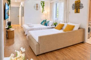 Finikoudes Marina Beachfront Grand Apartment - 4