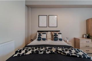 The Wiverton Apartment, 6-Bed, Sleeps 12 - 8