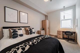 The Wiverton Apartment, 6-Bed, Sleeps 12 - 2