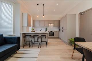 The Wiverton Apartment, 6-Bed, Sleeps 12 - 0