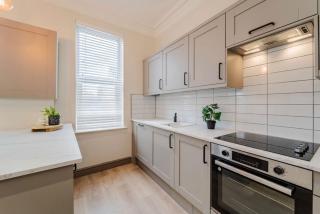 The Wiverton Apartment, 6-Bed, Sleeps 12 - 4