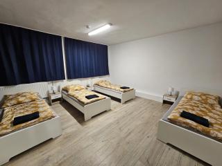Große voll ausgestattete Unterkunft mit 12 Betten, Wohnzimmer, großer Küche, Parkplatz und Garten in Leipzig-Gohlis-Süd - Leipzig - 7