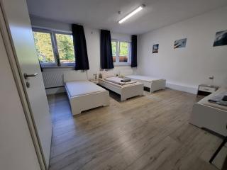 Große voll ausgestattete Unterkunft mit 12 Betten, Wohnzimmer, großer Küche, Parkplatz und Garten in Leipzig-Gohlis-Süd - Leipzig - 8