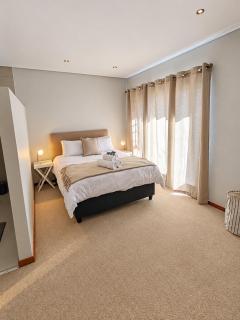 Tranquil 2-Bedroom Escape with Garden - 9