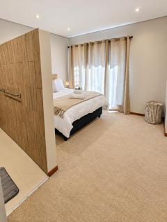 Tranquil 2-Bedroom Escape with Garden - 3