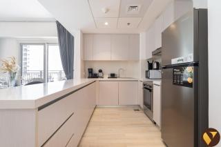 Vogue Vacation Homes, ABD Water's Edge, in the Heart of Yas Island, Three Bedroom plus Kids room Apartment with Balcony and Vibrant Community View, short driving distance from Ferrari World, Warner Bros, Water World and Grand Prix Formula 1 - 7