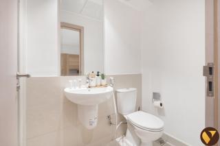 Vogue Vacation Homes, ABD Water's Edge, in the Heart of Yas Island, Three Bedroom plus Kids room Apartment with Balcony and Vibrant Community View, short driving distance from Ferrari World, Warner Bros, Water World and Grand Prix Formula 1 - 5