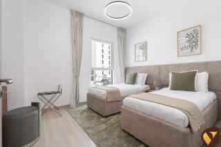 Vogue Vacation Homes, ABD Water's Edge, in the Heart of Yas Island, Three Bedroom plus Kids room Apartment with Balcony and Vibrant Community View, short driving distance from Ferrari World, Warner Bros, Water World and Grand Prix Formula 1 - 2