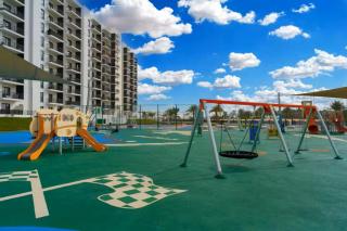 Vogue Vacation Homes, ABD Water's Edge, in the Heart of Yas Island, Three Bedroom plus Kids room Apartment with Balcony and Vibrant Community View, short driving distance from Ferrari World, Warner Bros, Water World and Grand Prix Formula 1 - 4