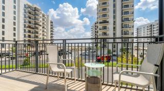Vogue Vacation Homes, ABD Water's Edge, in the Heart of Yas Island, Three Bedroom plus Kids room Apartment with Balcony and Vibrant Community View, short driving distance from Ferrari World, Warner Bros, Water World and Grand Prix Formula 1 - 9