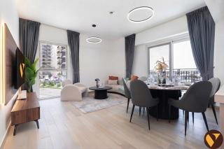 Vogue Vacation Homes, ABD Water's Edge, in the Heart of Yas Island, Three Bedroom plus Kids room Apartment with Balcony and Vibrant Community View, short driving distance from Ferrari World, Warner Bros, Water World and Grand Prix Formula 1 - 8