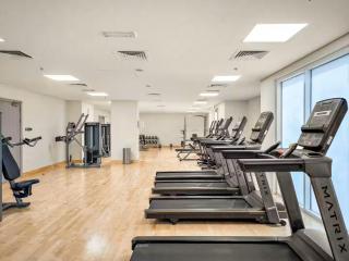 Vogue Vacation Homes, ABD Water's Edge, in the Heart of Yas Island, Three Bedroom plus Kids room Apartment with Balcony and Vibrant Community View, short driving distance from Ferrari World, Warner Bros, Water World and Grand Prix Formula 1 - 6