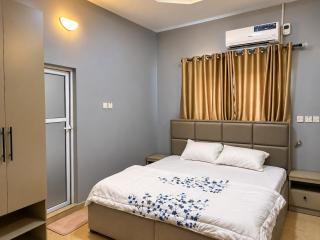 Serene 2-Bed-Apt, 24hrs Power, 6miles to Airport - 1