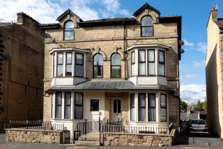 2 Bedroom - Garden Apartment, with parking - 0