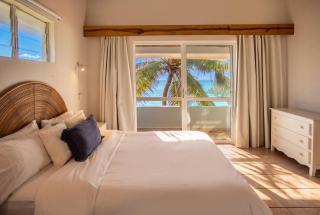 Sunrise Beachfront Villa in Blue Bay - 1