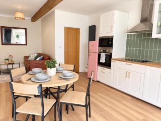 Trent Mews Stunning 2 Bedroom Sleeps 4 - 4