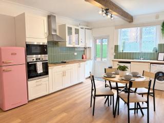 Trent Mews Stunning 2 Bedroom Sleeps 4 - 0