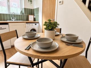 Trent Mews Stunning 2 Bedroom Sleeps 4 - 7