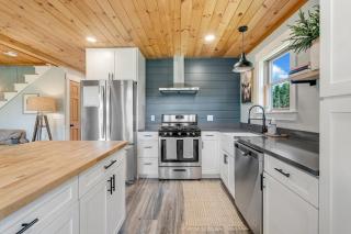 Eustis Cabin for 8, Pond View, Sugarloaf 20 Min! - 4