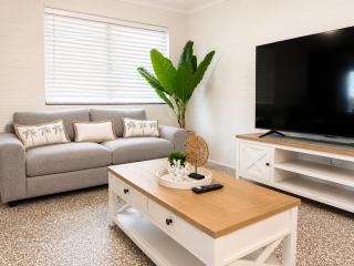 Palm Cove Waters Retreat - Walk to Broadwaters! - Apartment - 1
