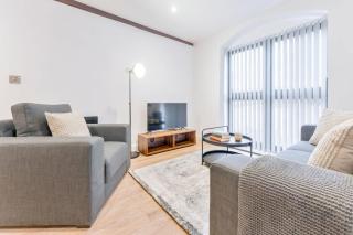 Spacious & Bright 2 Bed Burton-on-Trent Apartment - 0
