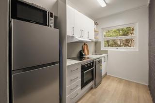 Charming 2-Bed Near River & City - 5