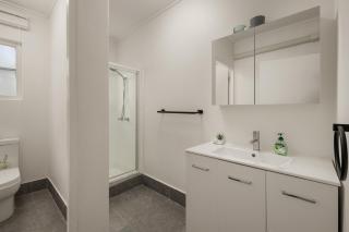 Charming 2-Bed Near River & City - 4